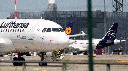Ein Flugzeug der Lufthansa am Flughafen Frankfurt.