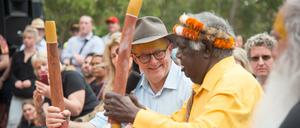 Anthony Albanese (M), Premierminister von Australien, und Galarrwuy Yunupingu, Vorsitzenden der Yothu Yindi Foundation, nehmen am Garma Festival im Nordosten von Arnhem Land teil.