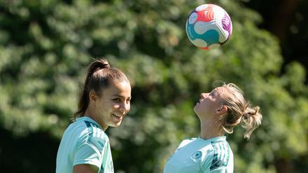 Alexandra Popp (r.) könnte im Finale gegen England erneut per Kopf treffen.