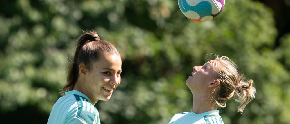 Alexandra Popp (r.) könnte im Finale gegen England erneut per Kopf treffen.