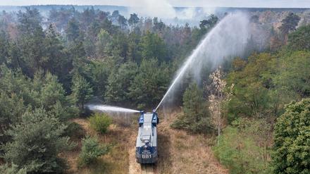 Ein Wasserwerfer der Brandenburger Polizei bei Löscharbeiten.