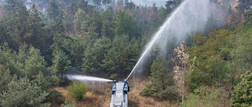 Ein Wasserwerfer der Brandenburger Polizei bei Löscharbeiten.
