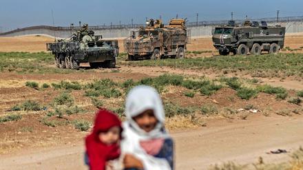 Eine gemeinsame Patrouille russischer und türkischer Soldaten an der Nordgrenze Syriens.