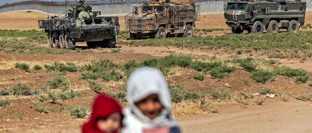 Eine gemeinsame Patrouille russischer und türkischer Soldaten an der Nordgrenze Syriens.