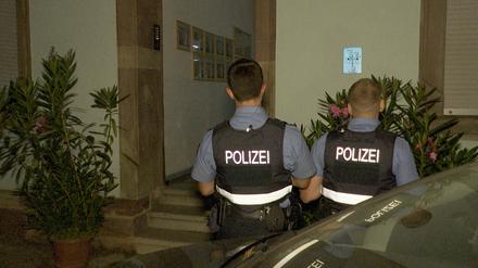 In Saarbrücken ist eine Mutter mit ihren zwei kleinen Kindern von einer Brüstung gefallen. 