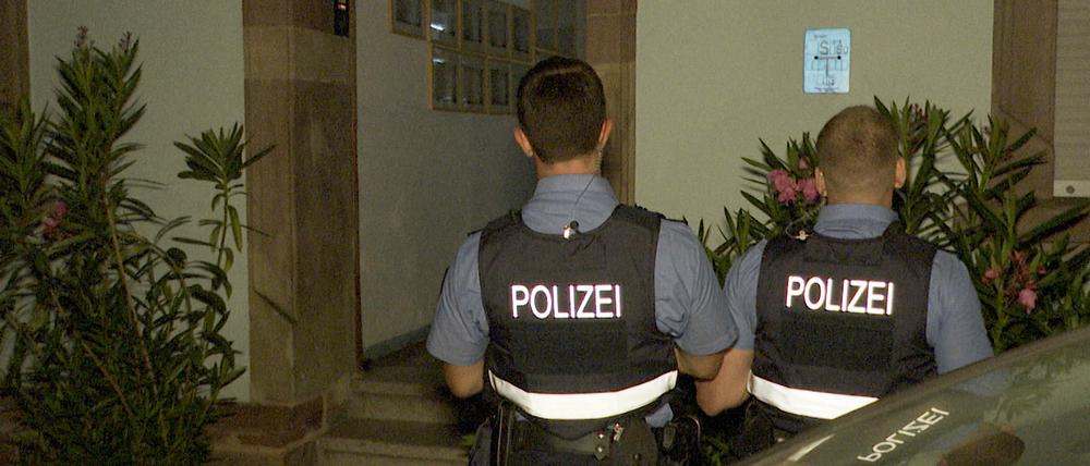 In Saarbrücken ist eine Mutter mit ihren zwei kleinen Kindern von einer Brüstung gefallen. 