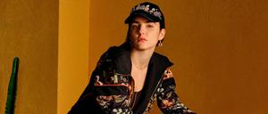 Ein Model mit dem Outfit der Frida-Kahlo-Kollektion von Puma.