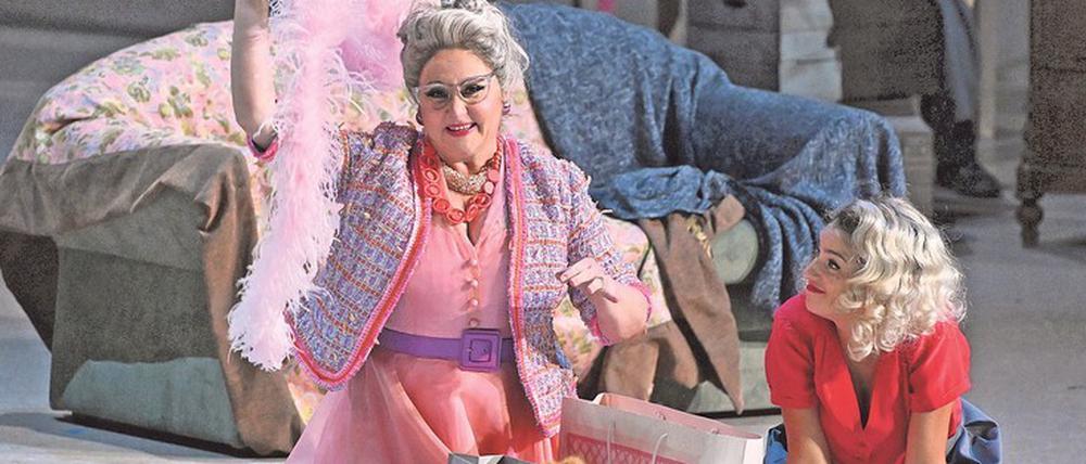 Liebling des Salzburger Publikums: Asmik Grigorian (r.), hier zusammen mit Enkelejda Shkosa Klatschtante La Frugola, covert alle drei weiblichen Hauptrollen in dieser „Trittico“-Produktion.