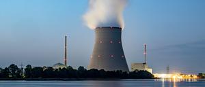 Wasserdampf steigt aus dem Kühltum vom Atomkraftwerk (AKW) Isar 2.