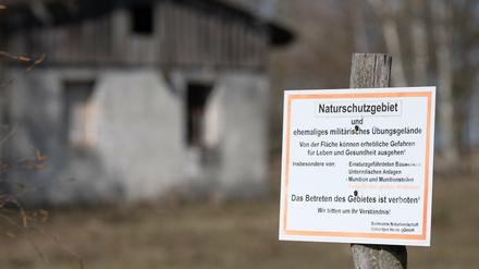 Ein Schild warnt auf dem Gelände der Sielmann-Naturlandschaft Döberitzer Heide vor dem Betreten des ehemaligen militärischen Übungsgeländes.
