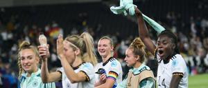 Nach dem Sieg gegen Frankreich: Deutschlands Fußballerinnen feiern.