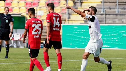 Torschütze Kevin Conrad (r.) von Elversberg jubelt über das Tor zum 4:2 gegen Bayer Leverkusen.