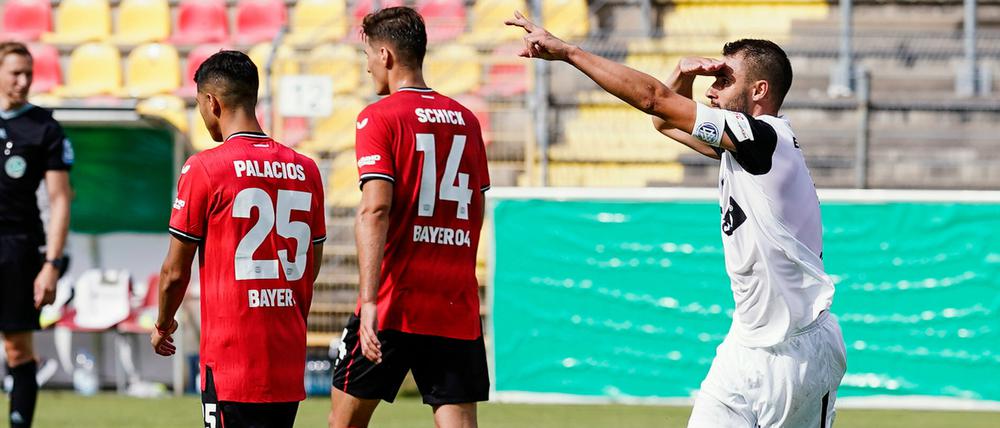 Torschütze Kevin Conrad (r.) von Elversberg jubelt über das Tor zum 4:2 gegen Bayer Leverkusen.