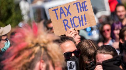 Von den Reichen nehmen. Hier ein Foto von einer Demonstration auf Sylt Mitte Juli 2022.