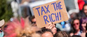 Von den Reichen nehmen. Hier ein Foto von einer Demonstration auf Sylt Mitte Juli 2022.