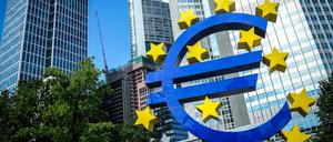 Das Eurozeichen ist im Bankenviertel von Frankfurt am Main zu sehen.
