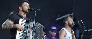 Ivan Lenyo (links) mit seiner Band Kozak System.