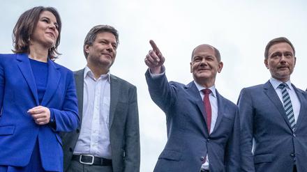 Annalena Baerbock, Robert Habeck, Olaf Scholz und Christian Lindner kommen zur Unterzeichnung des Koalitionsvertrags.