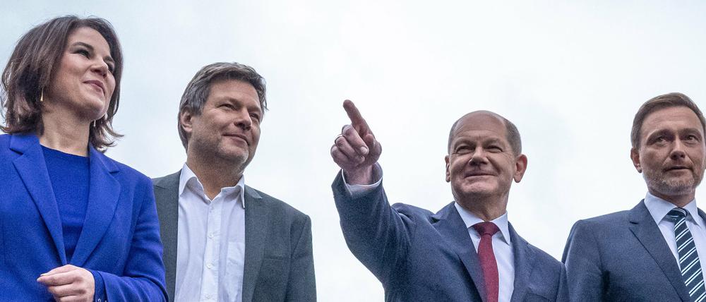 Annalena Baerbock, Robert Habeck, Olaf Scholz und Christian Lindner kommen zur Unterzeichnung des Koalitionsvertrags.