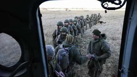 Russische Soldaten stehen vor einem Helikopter an der Front. (Archivbild)