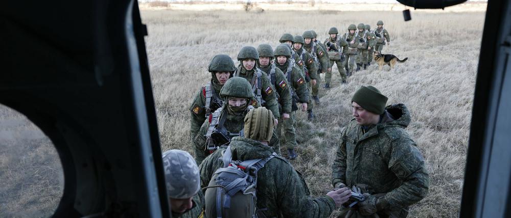 Russische Soldaten stehen vor einem Helikopter an der Front. (Archivbild)