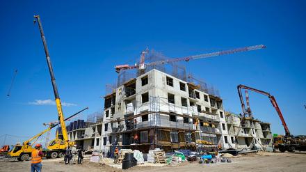 Bauarbeiter arbeiten auf der Baustelle in Mariupol.