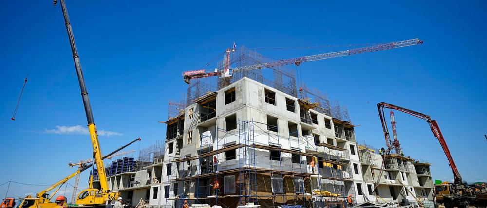 Bauarbeiter arbeiten auf der Baustelle in Mariupol.