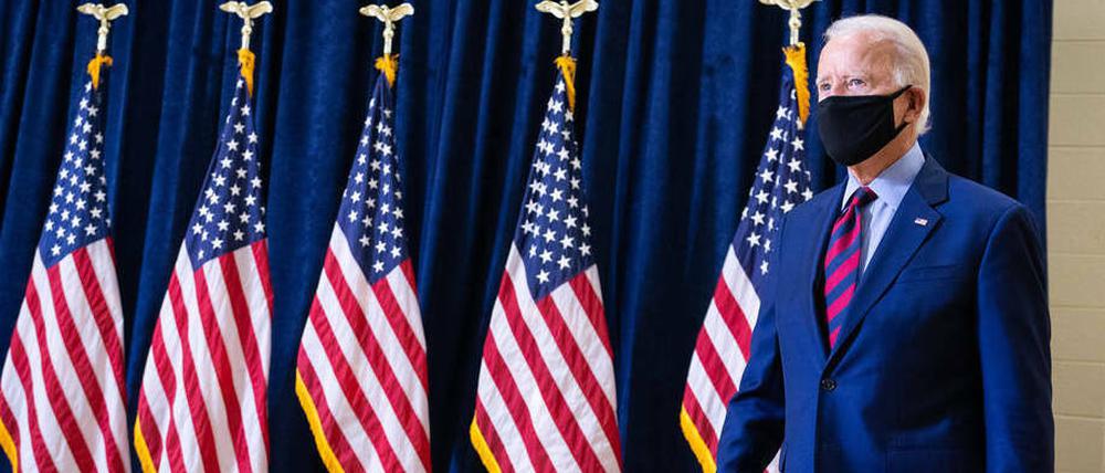 US-Präsident Biden geht zu einer Pressekonferenz.