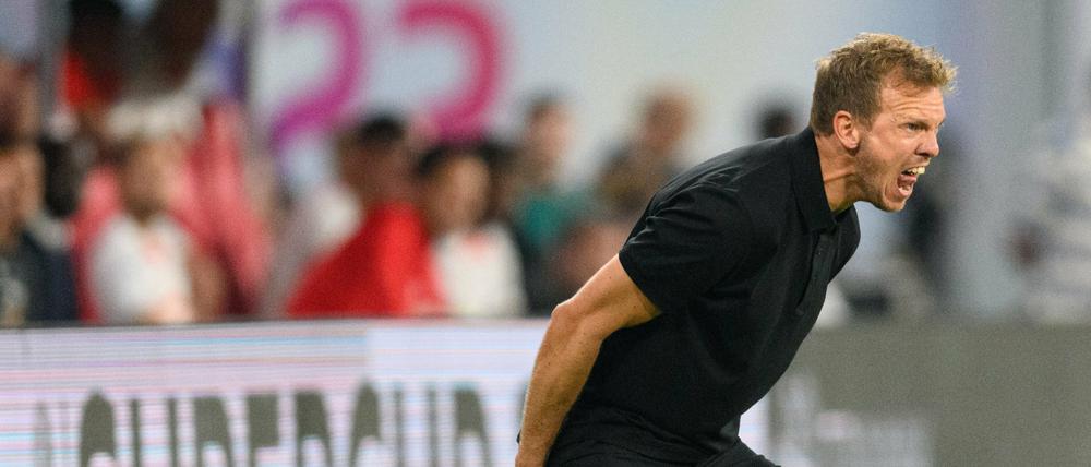 Münchens Trainer Julian Nagelsmann steht an der Seitenlinie. 