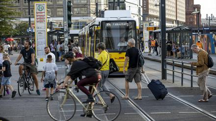 Passanten, Radfahrer und Straßenbahnen teilen sich den Alexanderplatz.