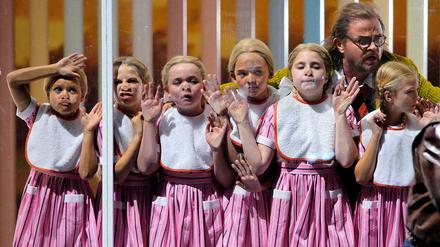 Nibelheim als Kinderheim. Mime (Arnold Bezuyen mit Schülerstatisten) schuftet nicht in Alberichs Fabrik, sondern betreut die entführten Sprösslinge des Wälshungen-Clans. 