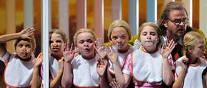 Nibelheim als Kinderheim. Mime (Arnold Bezuyen mit Schülerstatisten) schuftet nicht in Alberichs Fabrik, sondern betreut die entführten Sprösslinge des Wälshungen-Clans. 