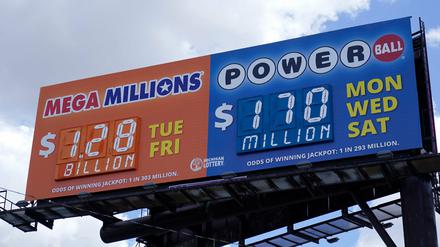 Werbeschild für den Jackpot der Mega-Millions-Lotterie in der US-Metropole Detroit. 