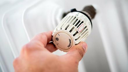 Ob im Rathaus oder in Sporthallen: Auch die optimierte Einstellung von älteren Heizungen helfe beim Energiesparen, sagt Spandaus Bezirksbürgermeisterin.