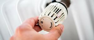 Ob im Rathaus oder in Sporthallen: Auch die optimierte Einstellung von älteren Heizungen helfe beim Energiesparen, sagt Spandaus Bezirksbürgermeisterin. 