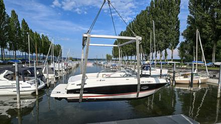 Ein Kran hievt im Hafen von Moos ein Motorboot an Land, nachdem der Liegeplatz im Nachbarhafen zu wenig Wasser hat. 