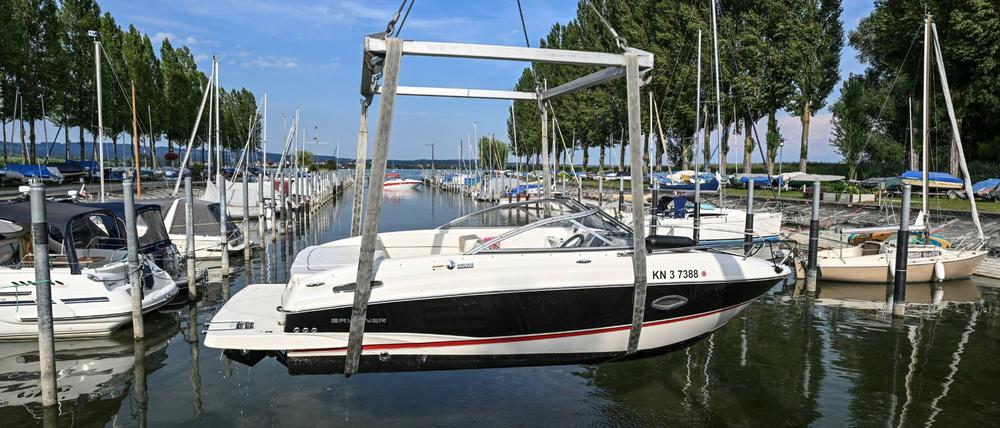 Ein Kran hievt im Hafen von Moos ein Motorboot an Land, nachdem der Liegeplatz im Nachbarhafen zu wenig Wasser hat. 