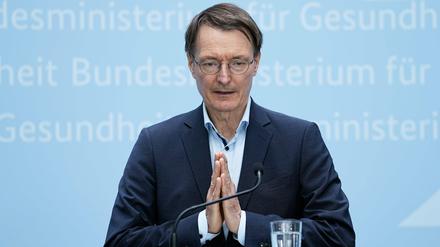 Prof. Dr. Karl Lauterbach spricht bei einer Pressekonferenz in Berlin.