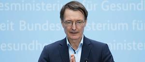 Prof. Dr. Karl Lauterbach spricht bei einer Pressekonferenz in Berlin.