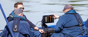 Das Technische Hilfswerk sucht mit einem Sonargerät während einer Suchaktion nach dem Fund einer Kinderleiche den Grund der Donau ab. 
