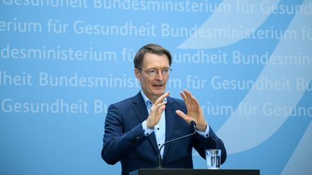Karl Lauterbach gibt im Bundesgesundheitsministerium ein Pressestatement.