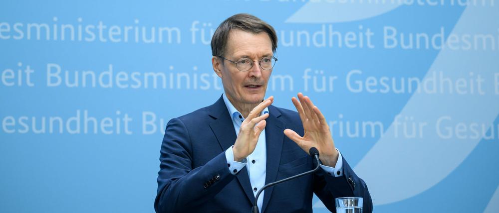 Karl Lauterbach gibt im Bundesgesundheitsministerium ein Pressestatement.