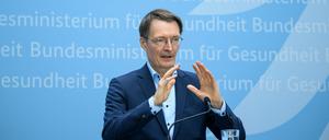 Karl Lauterbach gibt im Bundesgesundheitsministerium ein Pressestatement.
