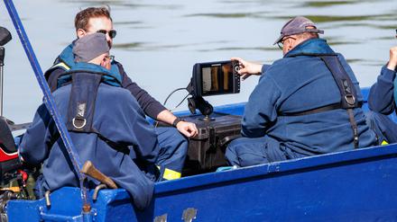 Das Technische Hilfswerk sucht mit einem Sonargerät während einer Suchaktion nach dem Fund einer Kinderleiche den Grund der Donau ab. 