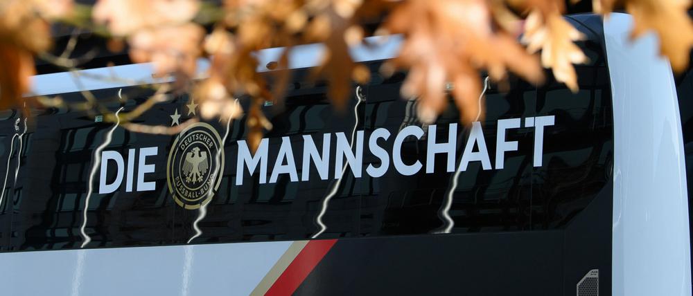 Der Mannschaftsbus mit dem Schriftzug «Die Mannschaft» steht vor einem Hotel in Tschechien. 