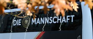 Der Mannschaftsbus mit dem Schriftzug «Die Mannschaft» steht vor einem Hotel in Tschechien. 
