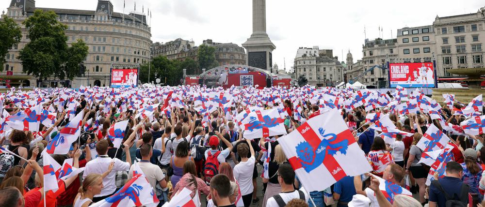 Die Begeisterung in England über den EM-Titel ist riesig: Englische Fans schwenken Fahnen, während sie auf die Ankunft ihrer Fußballnationalmannschaft am Trafalgar Square warten.