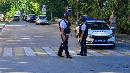 Beamten sperren nach dem Drohnenangriff eine Straße ab.