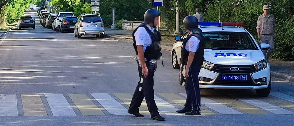 Beamten sperren nach dem Drohnenangriff eine Straße ab.