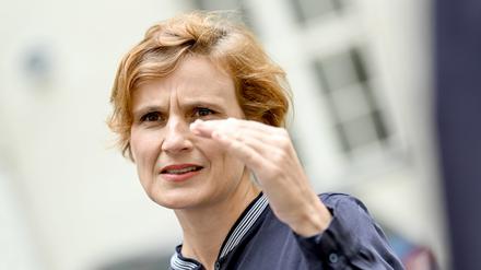 Bevor in Privathaushalten gefroren wird, solle man prüfen, inwiefern man im öffentlichen Raum Energie sparen könne, fordert Sozialsenatorin Katja Kipping. 